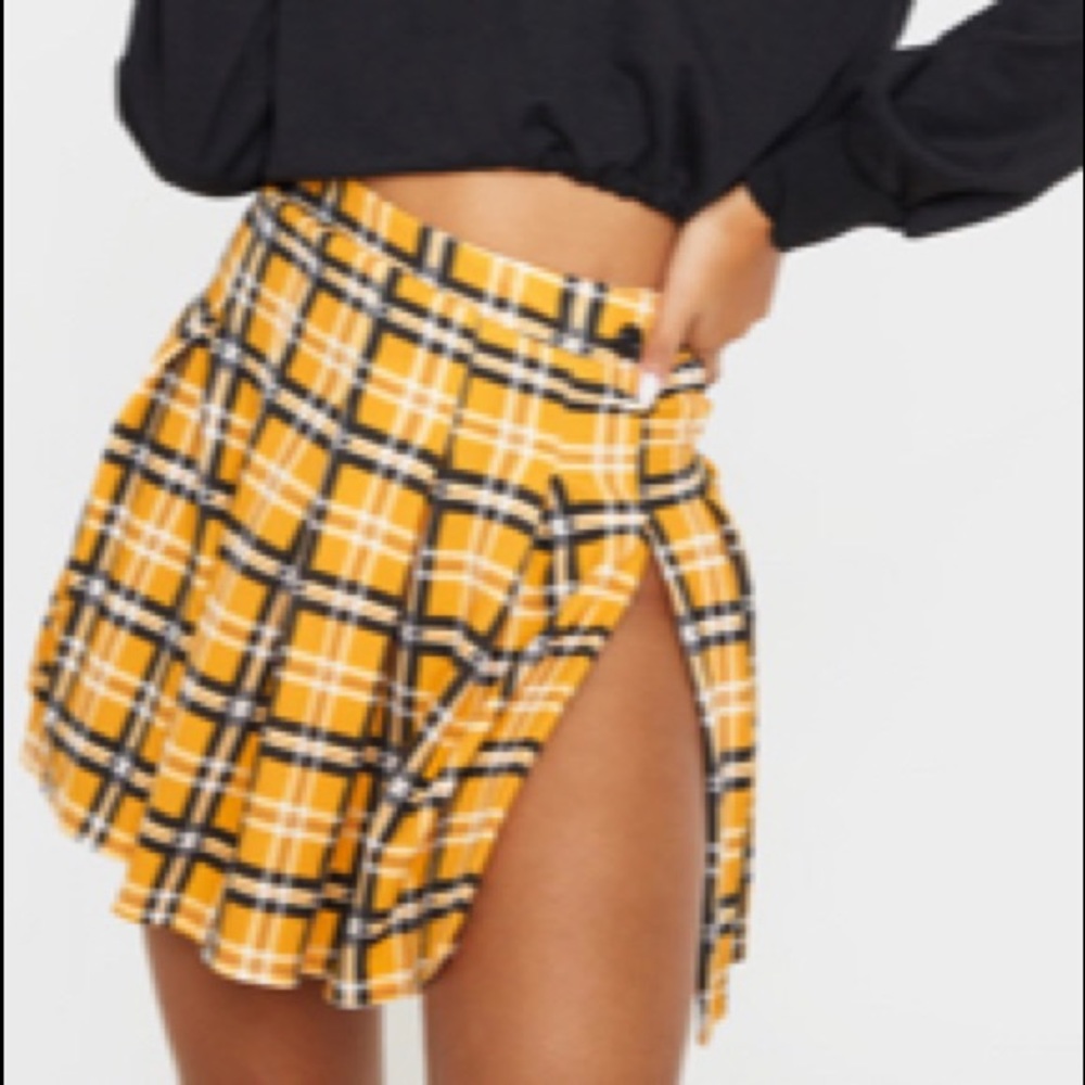 Black and yellow tennis skirt